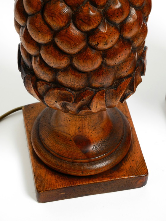 Image 1 of Pareja de grandes lámparas de sobremesa "Piña" de madera de pino teñida, muy decorativas, de estilo Mid Century Modern.