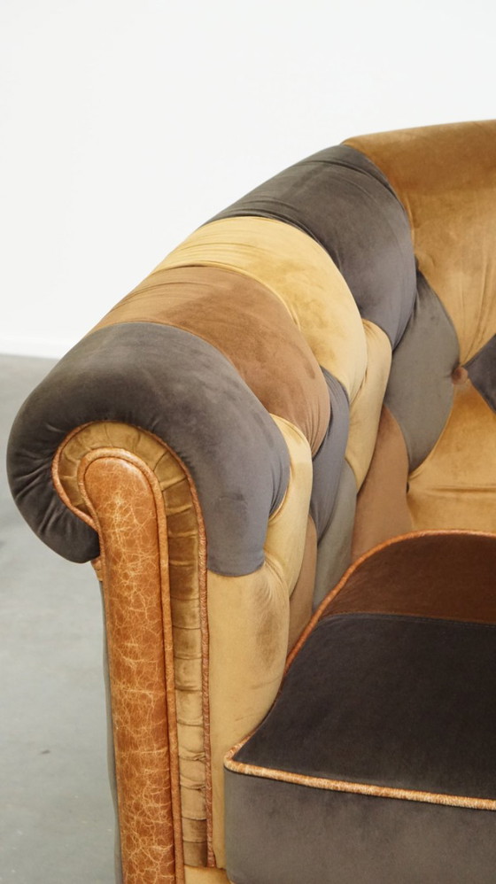 Image 1 of In zeer goede staat verkerende unieke stoffen patchwork chesterfield clubfauteuil in Engelse stijl