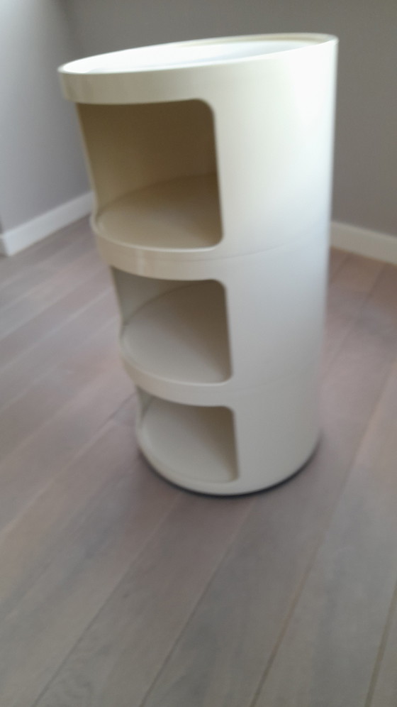 Image 1 of Table de chevet Kartel