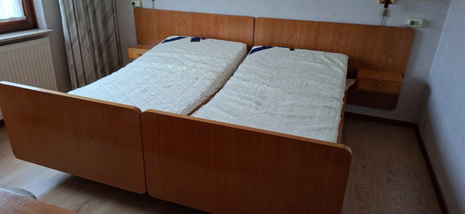 Doppelbett, bestehend aus 2 Einzelmatratzen, deren Fuß- und Kopfende jeweils hochgeklappt werden können.
