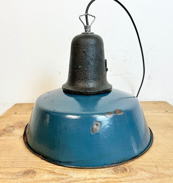 Image 1 of Lampe industrielle en émail bleu avec abat-jour en fonte, années 1960