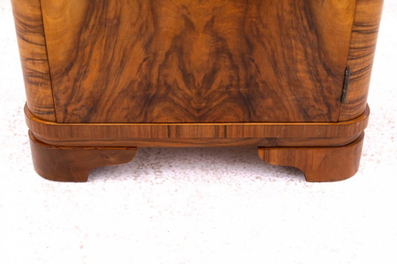 Image 1 of Juego de mesillas de noche de nogal, Polonia, primera mitad del siglo XX.