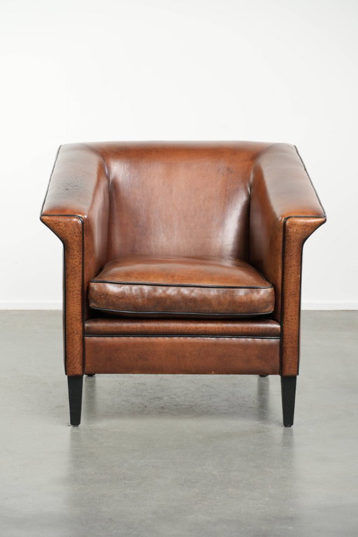 Strakke schapenleren Art Deco design armchair/ fauteuil met zwarte biezen en een prachtige warme kleur