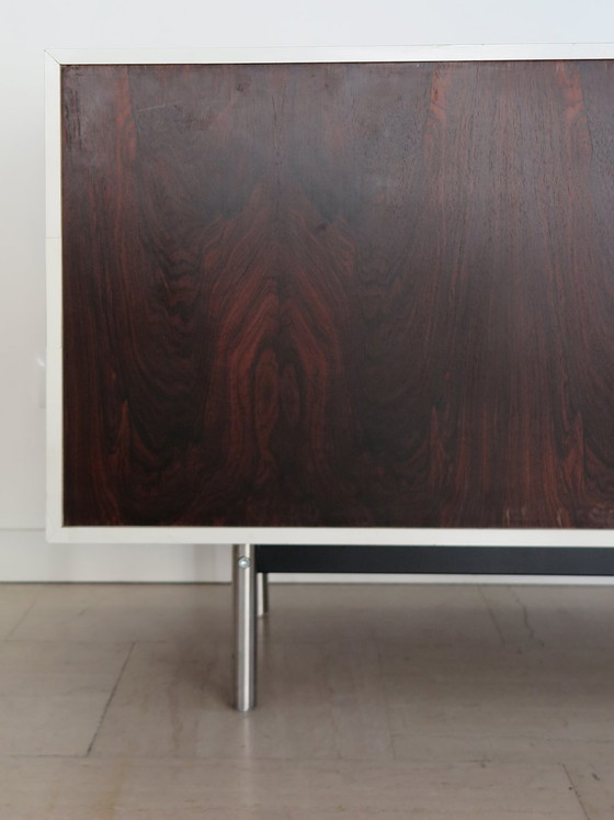 Credenza in formica bianca e legno scuro, Italia, anni '60 – Credenze con vetrina, Metallo (photo 15 of 19)