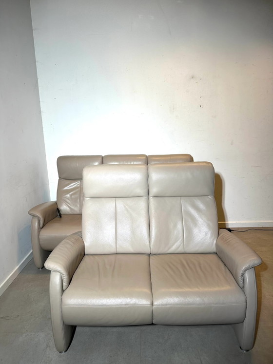 Conjunto de sofás de cuero Musterring – Función de relajación eléctrica – 2 plazas y 3 plazas – Loveseat (photo 3 of 7)