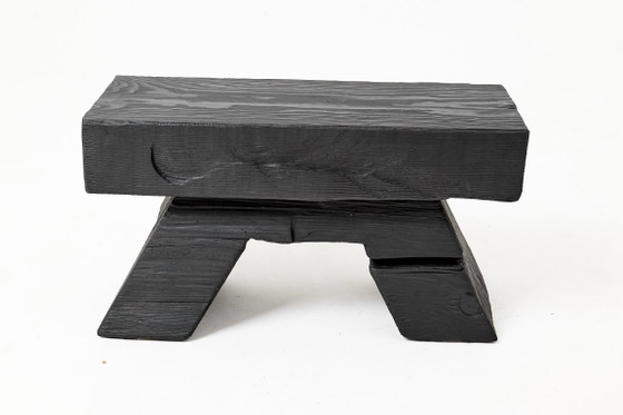 Image 1 of Rustieke, sculpturale kruk/bijzettafel, gebrand zwart eikenhout, gesneden, uniek, Logniture