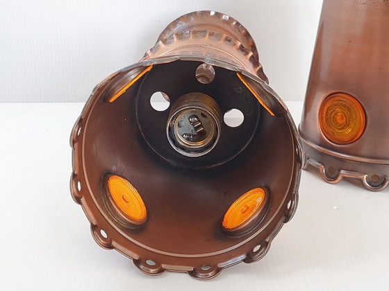 Image 1 of PAAR VINTAGE BRUTALISTISCHE HANGLAMPEN UIT DE JAREN 70, GEMAAKT VAN KOPER EN ORANJE PLASTIC.
