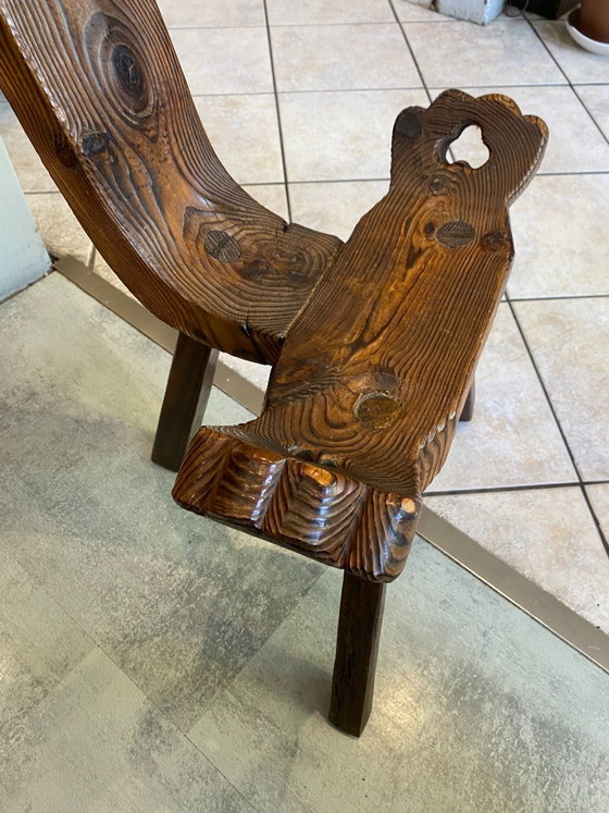 Image 1 of antieke brutalistische driepootstoel nr. 1, gesneden uit massief hout