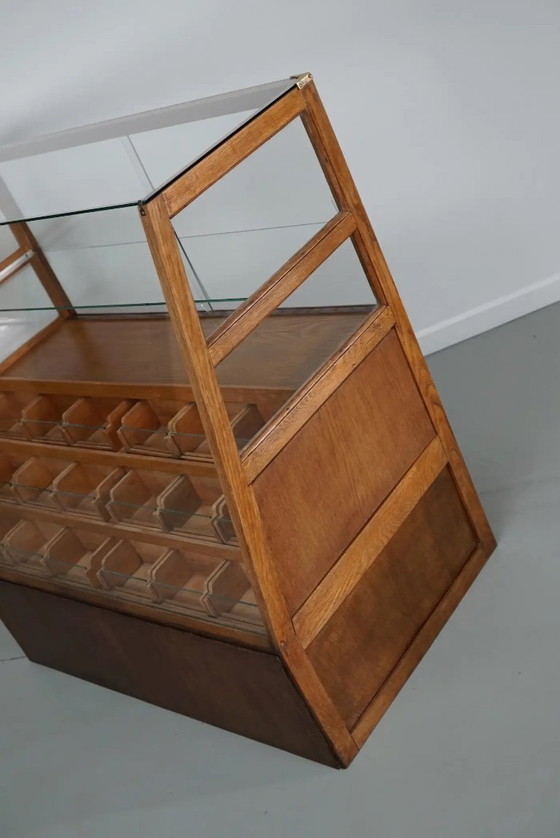 Image 1 of Antieke Spaanse fourniturenkast / winkeltoonbank in beuken- en eikenhout, jaren 1950