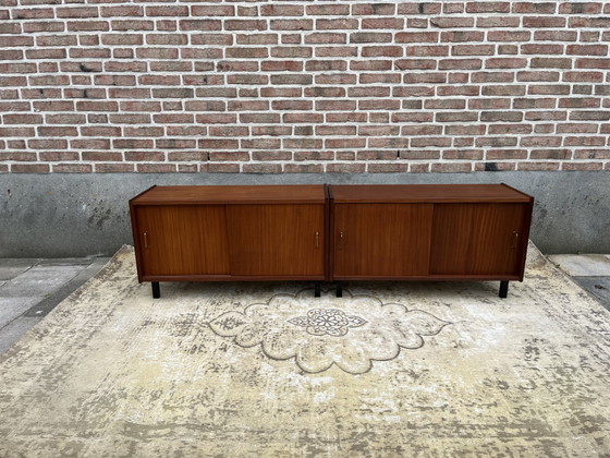 Image 1 of Mobile TV basso vintage in teak, un modello davvero fantastico con 4 ante scorrevoli.