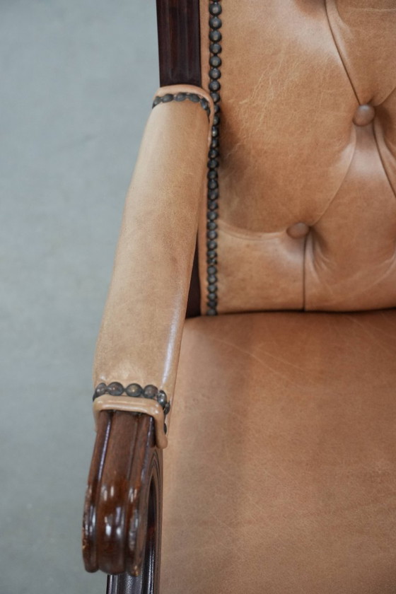 Image 1 of Rundleren en houten swiffel en tilt chesterfield bureaustoel in Engelse stijl op wieltjes