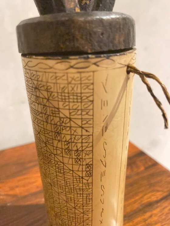 Image 1 of Scatola per medicinali Batak d'epoca – bambù con figura intagliata, Sumatra (XX secolo)