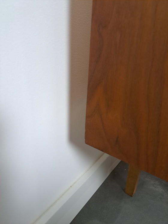 Image 1 of Buffet en placage noyer style milieu du siècle avec 3 tiroirs