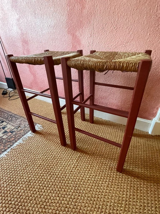 Schöne alte rote Barhocker mit Korbsitzen
