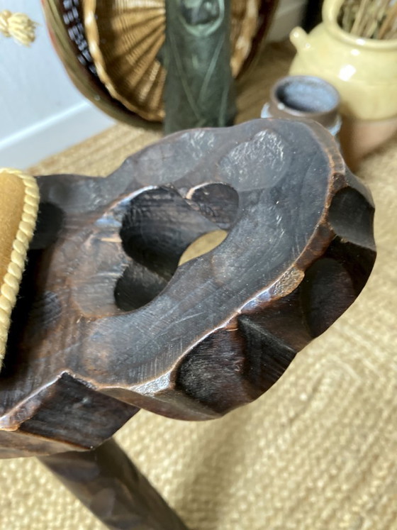 Antica sedia a treppiede in legno intagliato, cuscino in velluto senape, Sedie da camera, Tessile, Marrone (foto 10 di 15)