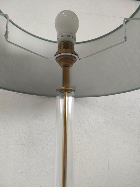 Image 1 of Lámpara de mesa de plexiglás estilo Hollywood Regency con pantalla gris.