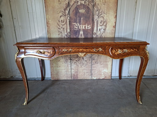 Classic Italian writing desk, bureau, desk with leather inlay, dimensions 150x68cm and 82cm high.