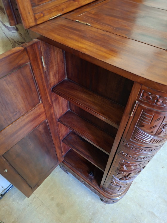 Image 1 of Ancienne armoire de bar, wiskey bar, armoire à vin avec de fines sculptures à la main dim. 90x46cm et 107cm de haut.
