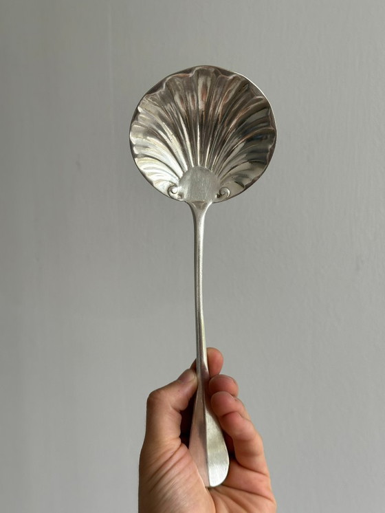 Image 1 of Grande cuillère ancienne en forme de coquillage