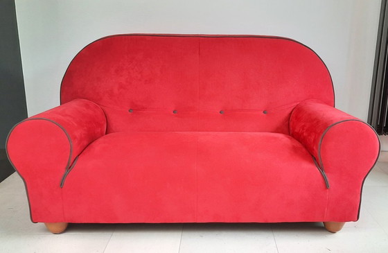 Image 1 of prachtige design zitgroep van Cinna (Frans meubelmerk) met tweezitsbank, ruime fauteuil,bijpassende poef in opvallende rode stof