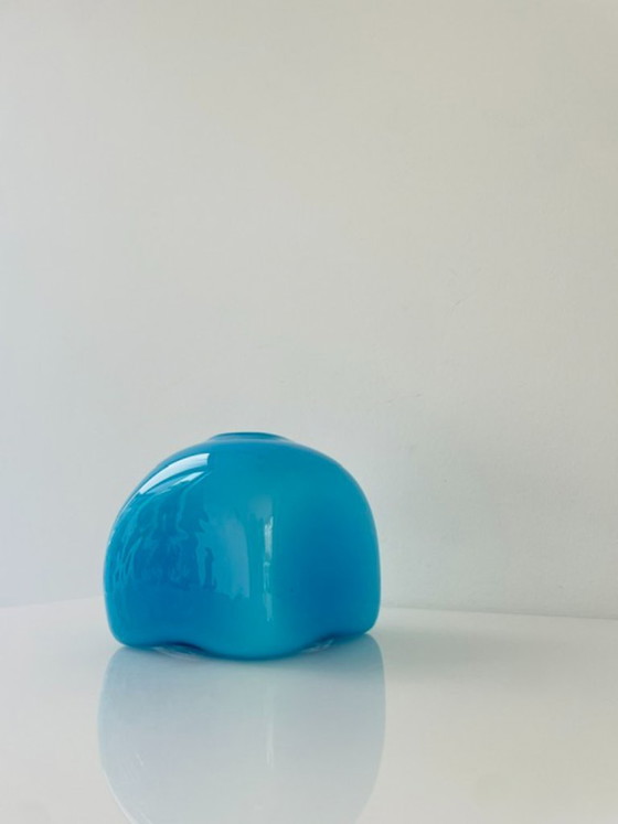 Image 1 of Vase en verre soufflé à la bouche, de forme cubique bleue