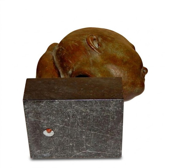 Image 1 of Elegante escultura de bronce: busto de una niña sobre una base de mármol macizo.