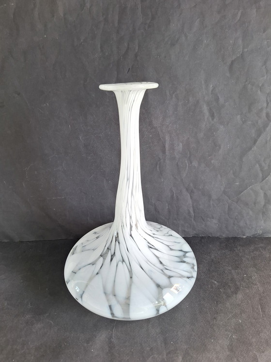 Image 1 of Jarrón Murano Venice UNICA de cuello largo con diseño de puntos blancos y cuerpo ancho. Década de 1980.