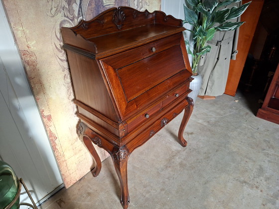 Image 1 of Klassischer Damenschreibtisch aus Mahagoni, Maße: 84 x 44 cm, Höhe: 120 cm.

Schreibhöhe: 75 cm

