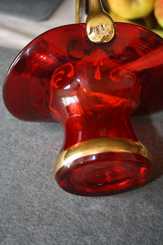 Image 1 of Panier vintage en verre de Murano rouge recouvert de fleurs dorées