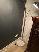 Lampe arc avec socle en marbre blanc