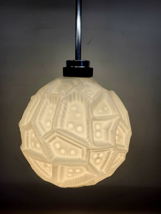 Image 1 of Suspension vintage, probablement Peill & Putzler, en verre opalin à relief, années 1960