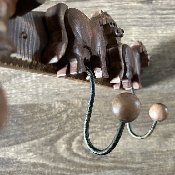 Image 1 of Appendiabiti vintage in legno a forma di mucca