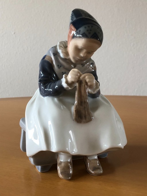 Royal Copenhagen - Amage Girl Sewing - Model 1314 – decoratieve objecten, Porcelain
