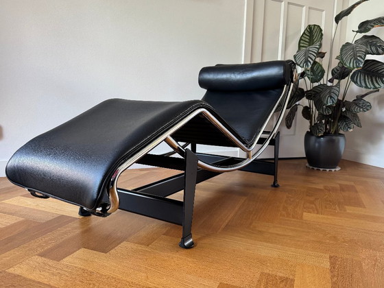 Cassina - Le Corbusier LC4 – Chaise longue, Leather, Metal (photo 5 of 9)