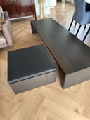Set di tavolini Arco Deja Vú con cuscino in pelle per la seduta.