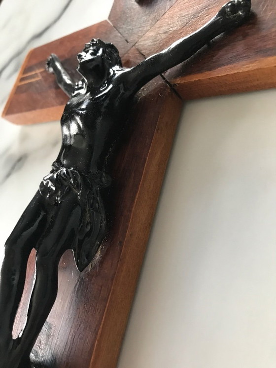 Image 1 of Crocifisso in legno intarsiato d'epoca, Cristo nero