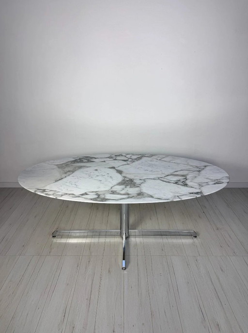 Grande tavolo da pranzo ovale vintage in marmo Arabescato degli anni '60 di Florence Knoll per Roche Bobois