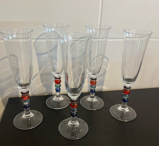 5 champagneglazen op voet