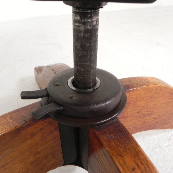 Image 1 of Silla de oficina de roble con sistema de muelles y altura regulable, década de 1930.