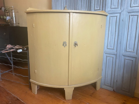Image 1 of Eckschrank Küchenschrank aus dem 19. Jahrhundert mit gewölbten Türen