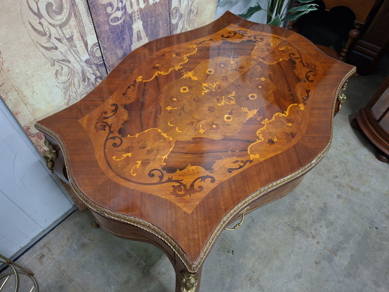 Image 1 of Unieke barok, schrijftafel, bureau, desk, kaptafel, lichte lakschade, niet storend afm: 114x82cm en 86cm hoog.
