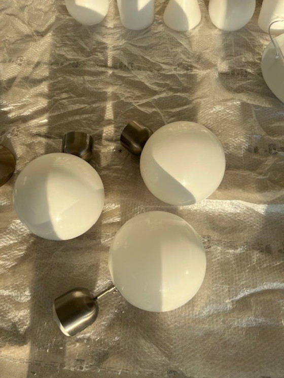 Image 1 of 3 witglazen lampen ( bollen ) met koperen plafonniere