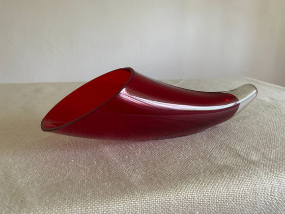 Vintage vaas in de vorm van een hoorn des overvloeds van robijnrood kunstglas, jaren 70. (photo 3 of 8)