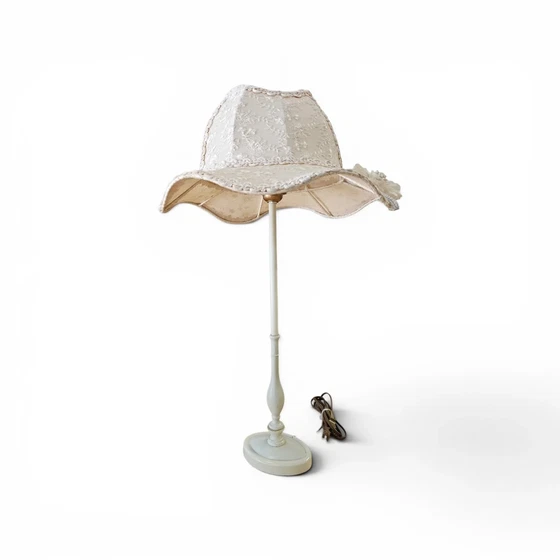 2 x Lampade barocche con forma unica a cappello, realizzate in pizzo e decorate con un grande fiore (photo 5 of 11)