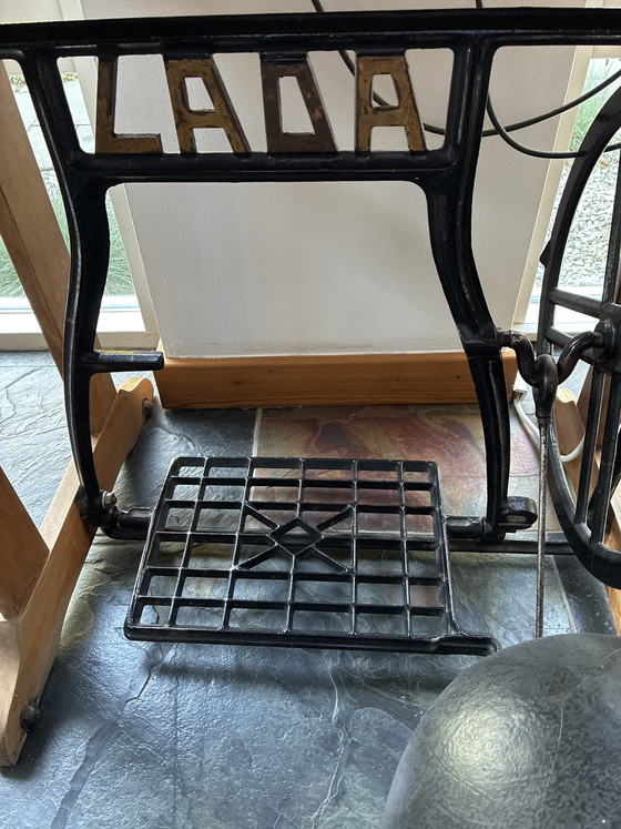 Image 1 of Mesa para máquina de coser antigua