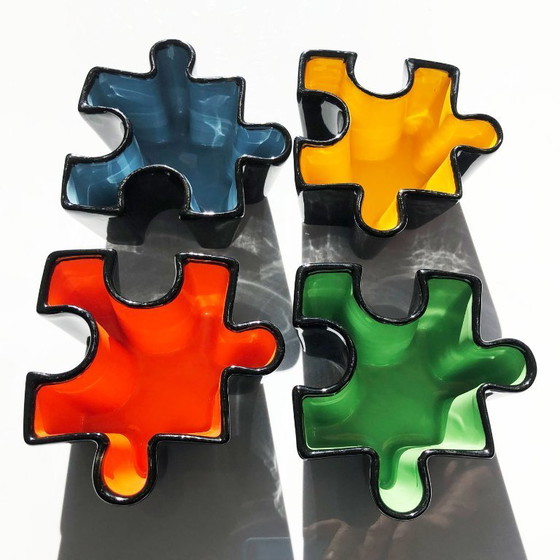 Image 1 of Juego de cuencos de cerámica con forma de rompecabezas. Italia, década de 1980.
