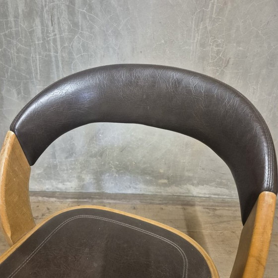 Image 1 of Chaise de salle à manger vintage à dossier incurvé, bois et similicuir, Tchécoslovaquie, années 1970