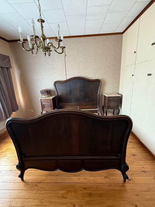 Chambre à coucher en chêne ancien : lit, 2 tables de chevet et commode