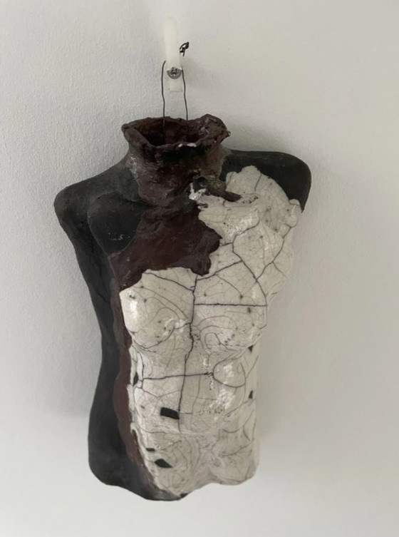Image 1 of Sculpture murale en céramique – torse féminin en glaçure raku