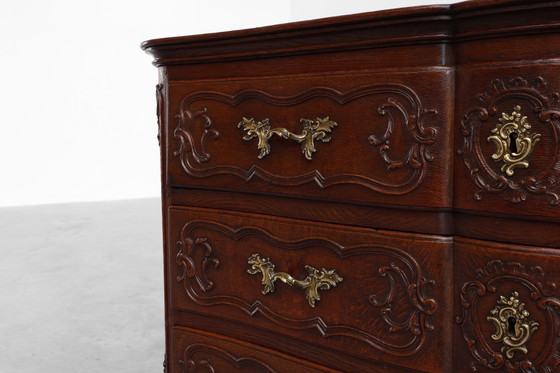 Image 1 of Commode en chêne du XVIIIe siècle de style Louis XV, faite à la main